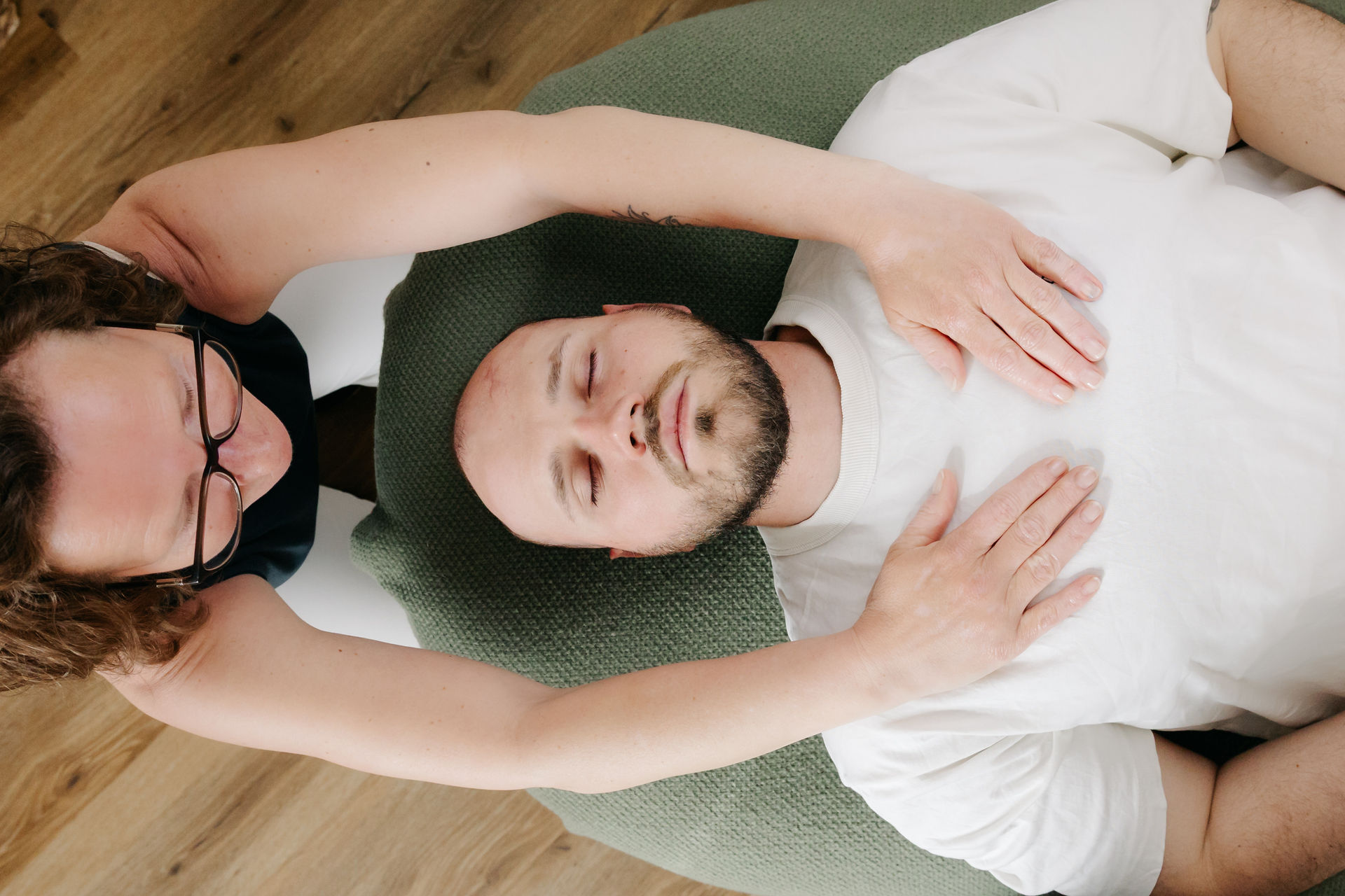Energetische Körpertherapie ist nicht nur Berührung, sondern eine ganz feine Energiearbeit, die tief in die Muskeln, Faszien, Organe fließt, das Nervensystem reguliert und Raum für Heilung & Bewusstsein öffnet.
