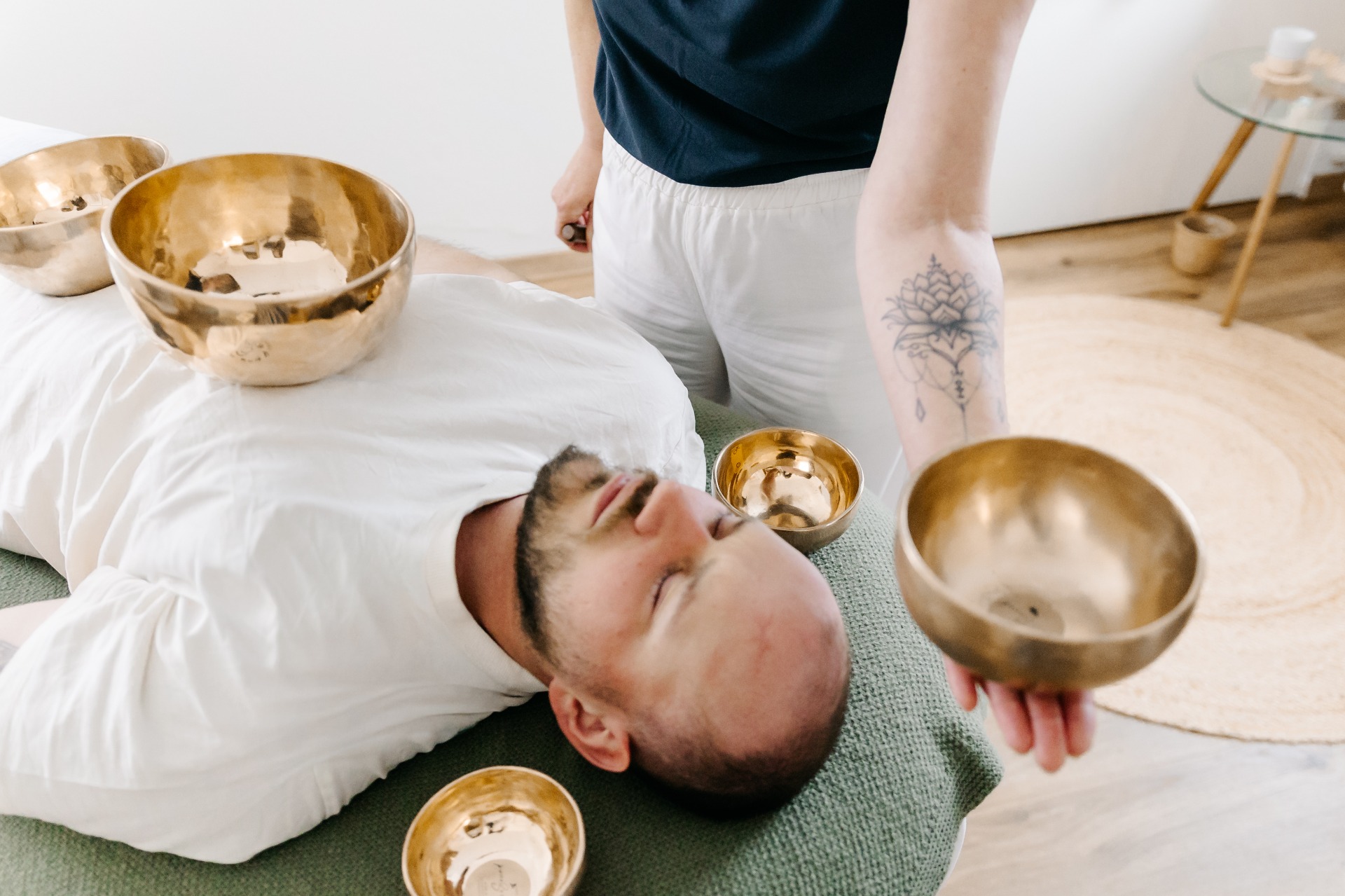 Auszeit für Körper, Geist & Seele. Raum für Regeneration, Ruhe & Entspannung. Klangschalen Behandlung, Klangschalentherapie